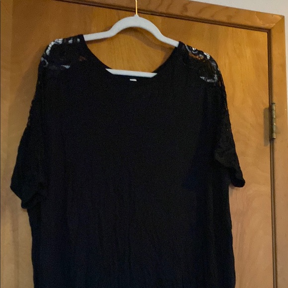 Zenana Outfitters Tops - Zenana Outfitters Black Lace Sleeve Tunic